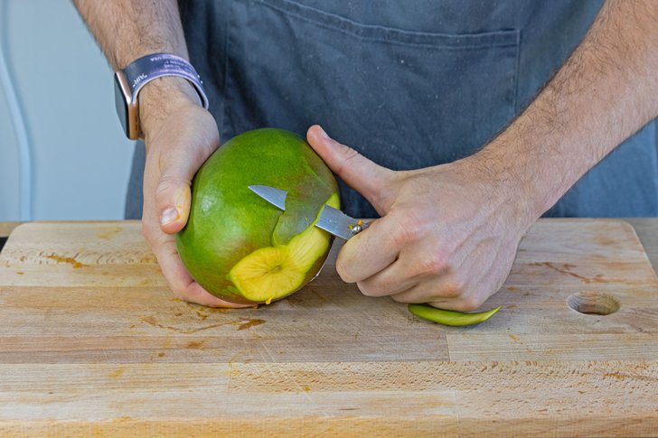 Die Mango schälen
