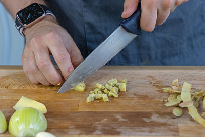 Ingwer in feine Würfel schneiden