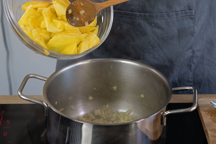 Mango in den Topf geben