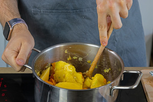 Kürbis und Mango unterrühren