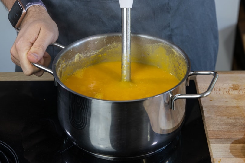 Die vegane Kürbis-Mango Suppe pürieren