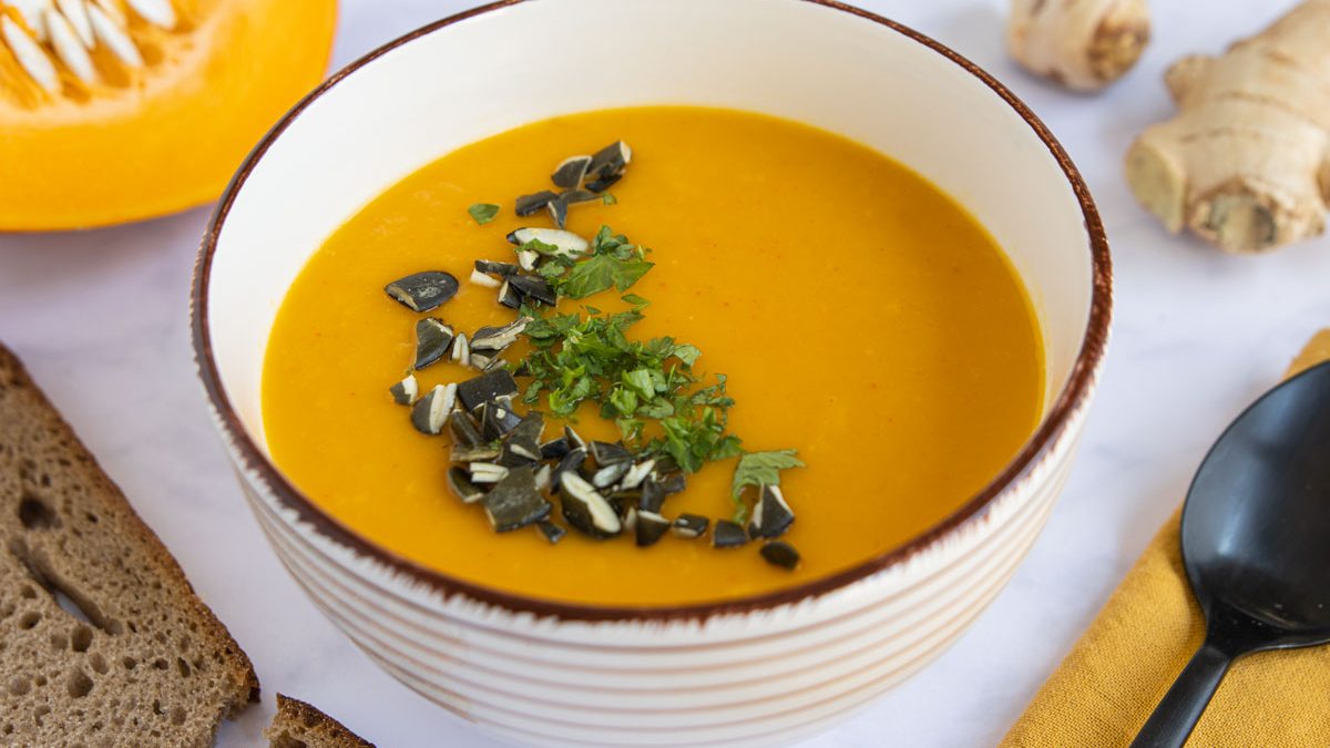 Vegane Kürbis-Mango-Suppe I Rezept - eat.de