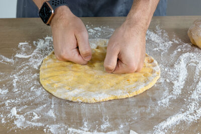 Pizzateig mit Kürbis formen