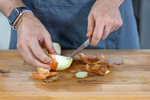 Zwiebel schälen