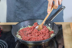 Hackfleisch in die Pfanne geben