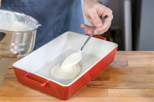 Bechamelsauce in die Auflaufform geben