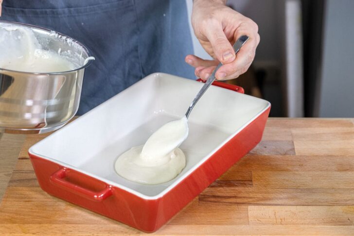 Bechamelsauce in die Auflaufform geben