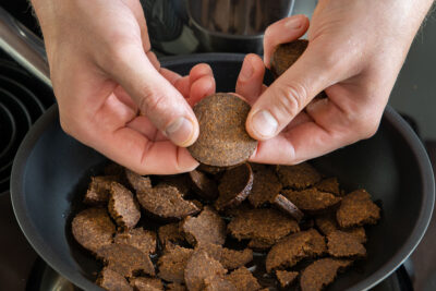 Pumpernickel in Pfanne rösten