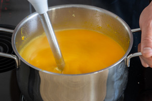 Kürbissuppe mit Ingwer pürieren