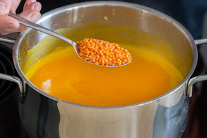 Linsen zur Kürbissuppe geben