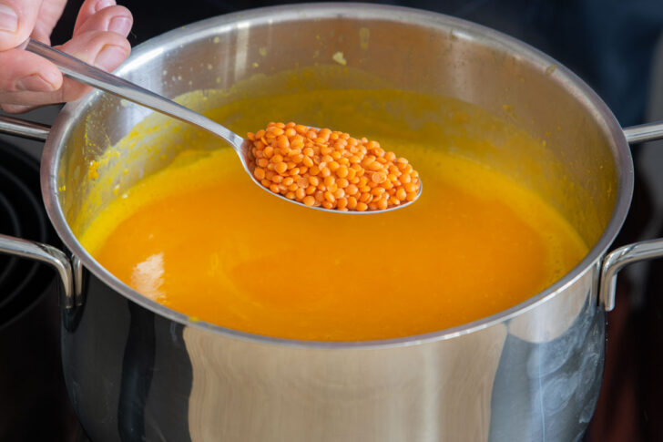 Linsen zur Kürbissuppe geben