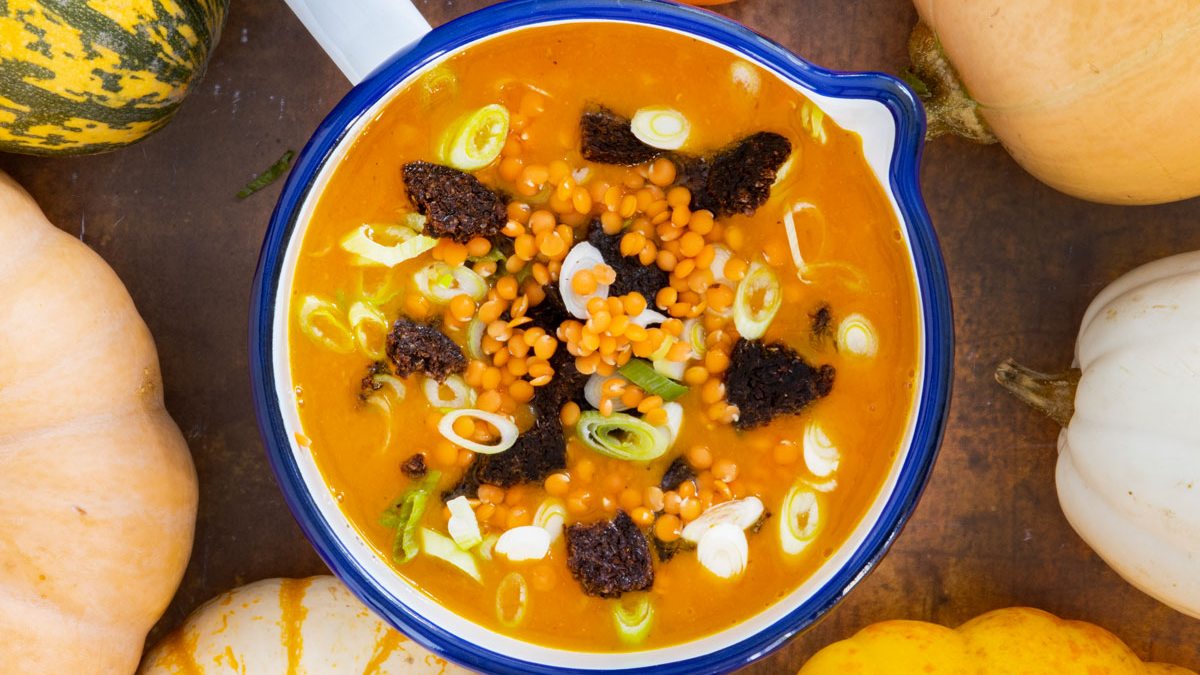 Kürbissuppe mit Ingwer und roten Linsen | Rezept - eat.de