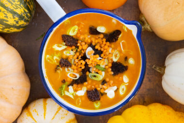 Kürbissuppe mit Ingwer und roten Linsen