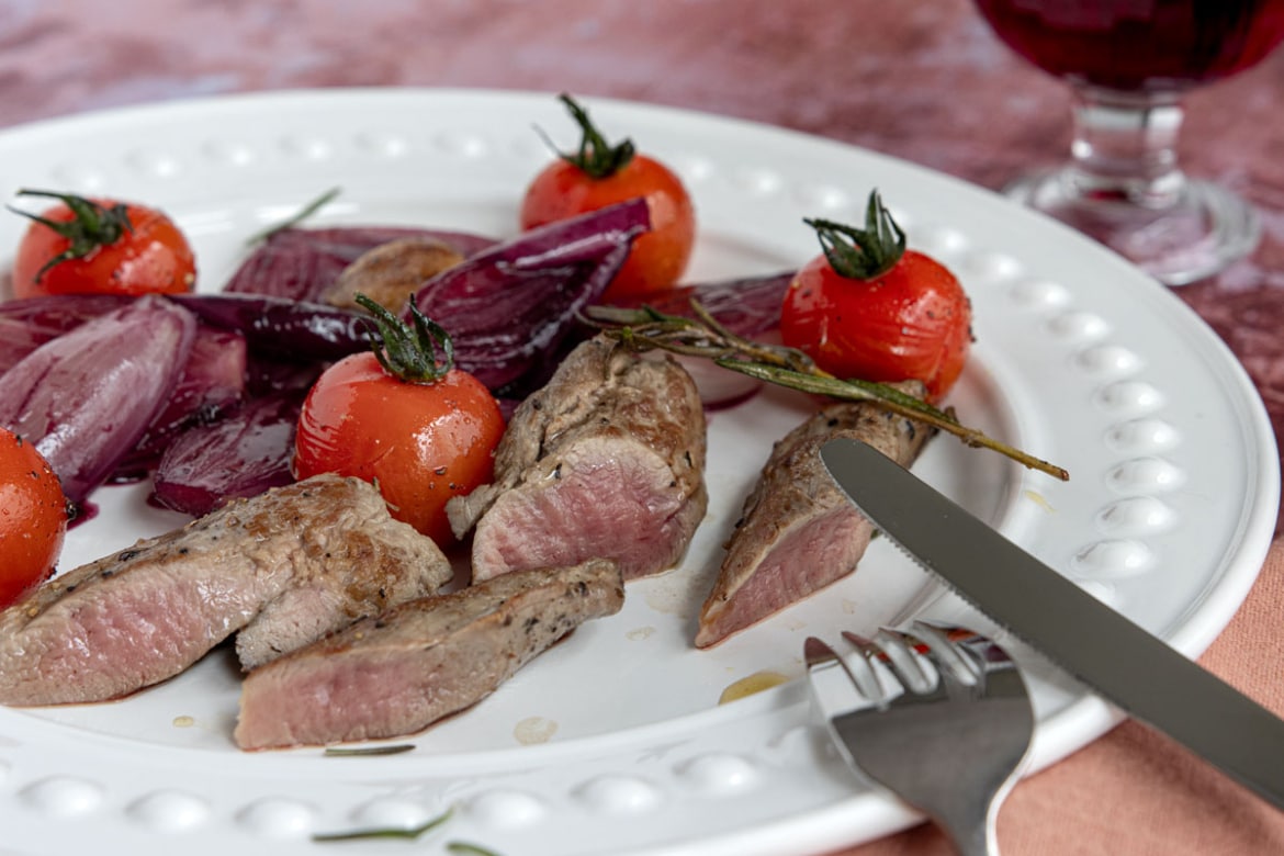 Lammfilet braten mit Rotweinschalotten | Rezept - eat.de