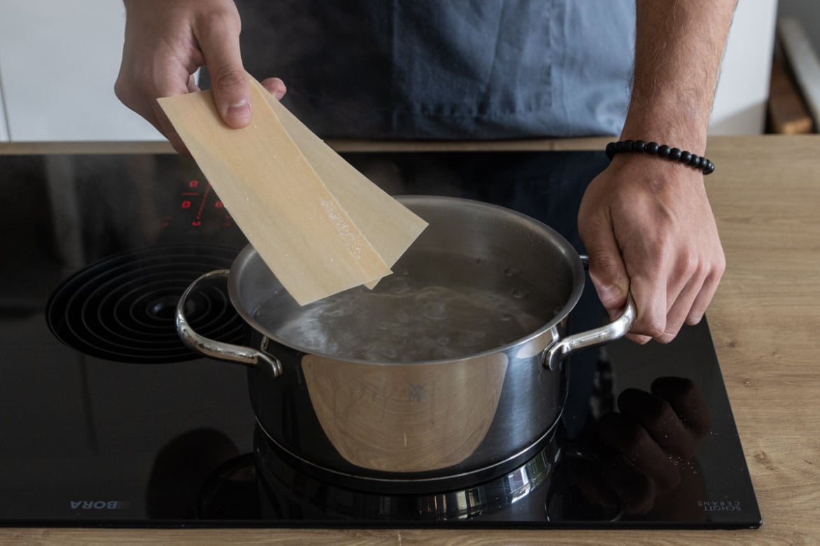 Lasagne in kochendes Wasser geben