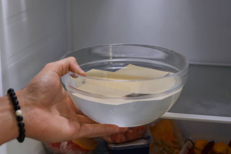 eingelegte Lasagne in Kühlschrank stellen