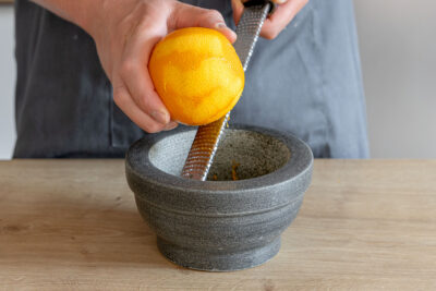 Orangenschale abreiben