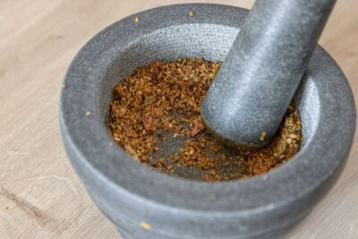 Gewürze im Mörser