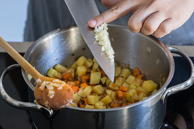Knoblauch anbraten
