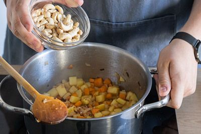 Cashews dazugeben und kochen