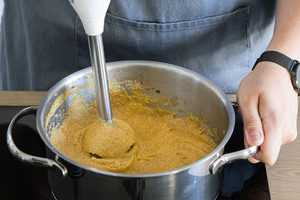 Gemüse und Cashewkerne pürieren
