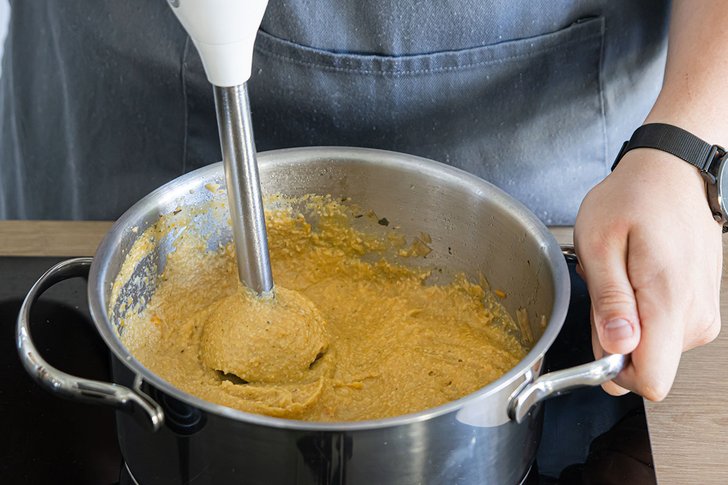 Gemüse und Cashewkerne pürieren