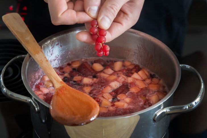 Johannisbeeren zur Marmelade geben