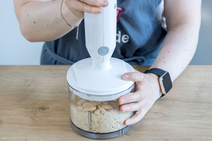Mandeln im Mixer mahlen