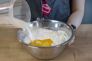 Milch hinzugießen