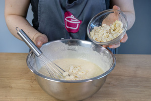 Mandelblättchen in den Teig geben