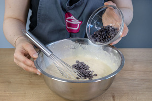 Schokodrops in den Teig geben