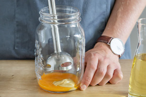 Mayonnaise mit Pürierstab mixen