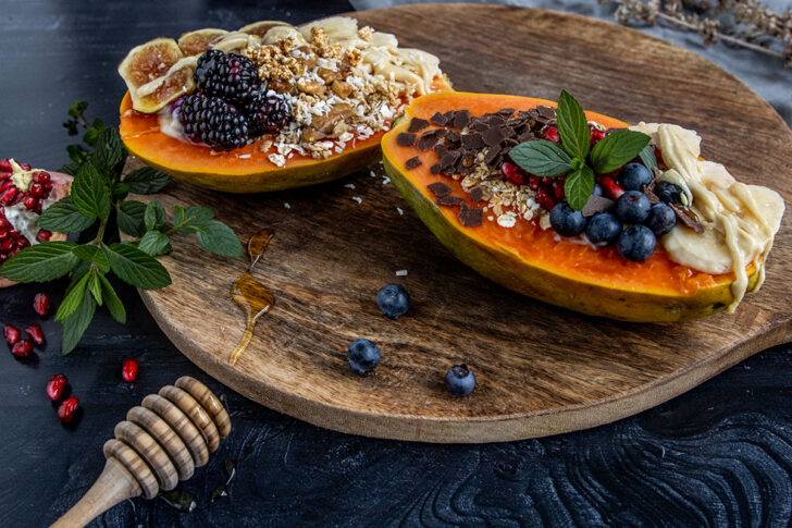 gefüllte Papaya-Schiffchen
