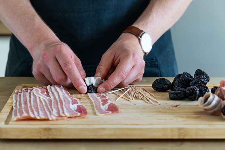Pflaumen im Speck einwickeln