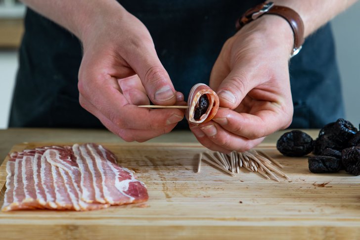 Pflaume im Speckmantel mit Zahnstocher durchspießen