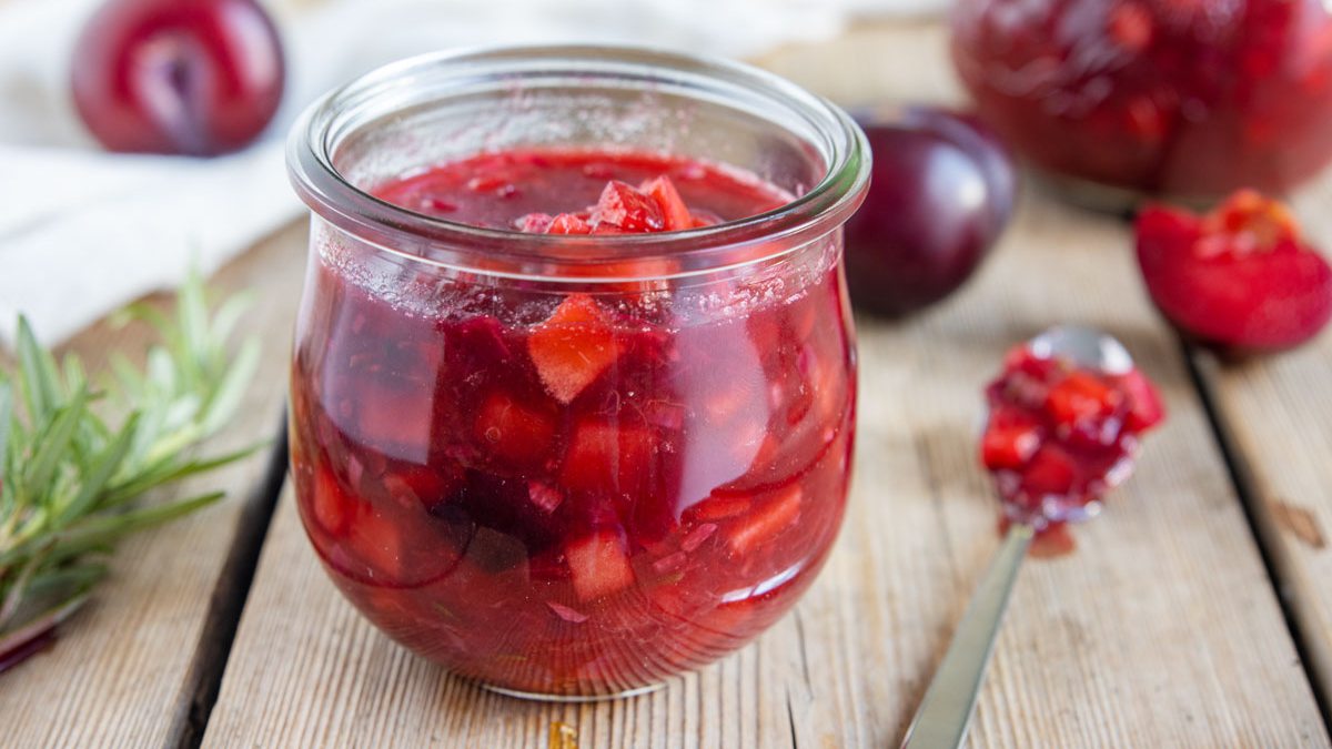 Pflaumenchutney mit Zwiebel und Apfel | Rezept