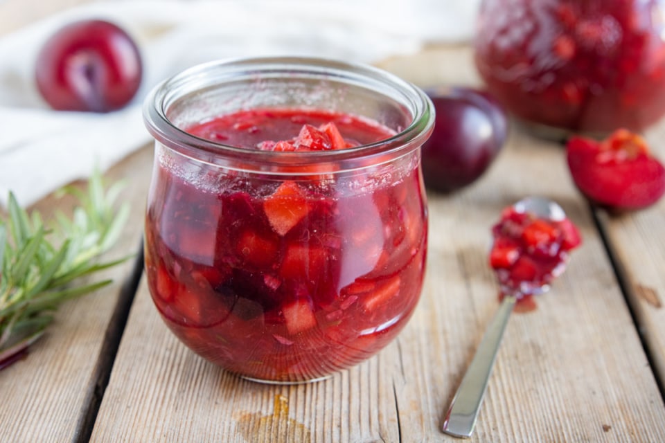Pflaumenchutney mit Zwiebel und Apfel | Rezept