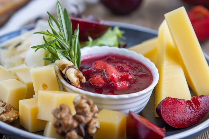 Pflaumenchutney mit Käse
