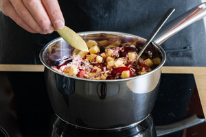 Lorbeer zum Pflaumenchutney geben