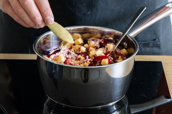 Lorbeer zum Pflaumenchutney geben