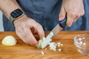 Zwiebel klein schneiden