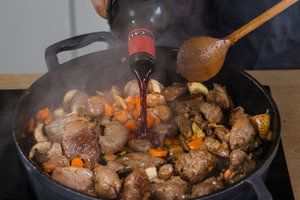 Rehgulasch mit Rotwein angießen