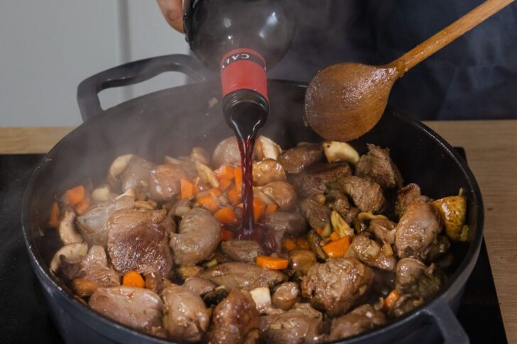 Rehgulasch mit Rotwein angießen
