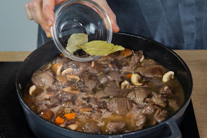 Gulasch mit Lorbeer würzen