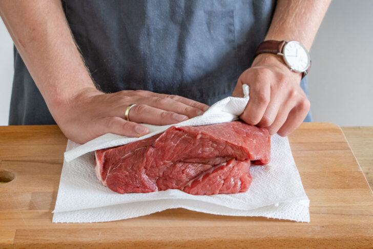 Rinderbraten abtupfen