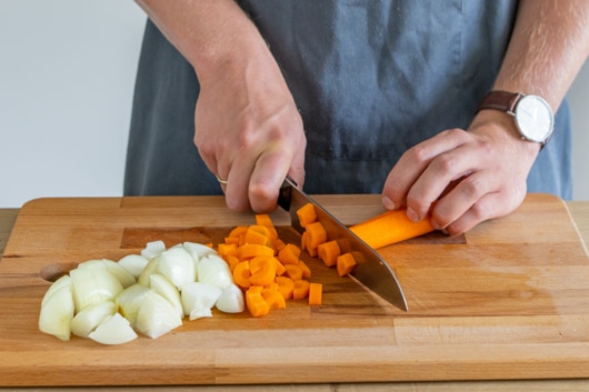 Zwiebel und Karotte klein schneiden