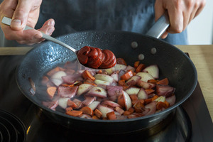 Tomatenmark und Gemüse in Pfanne anschwitzen