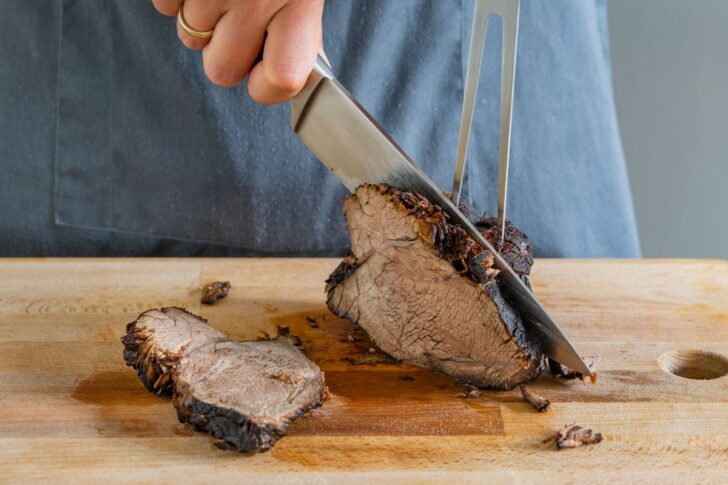 Rheinischen Sauerbraten aufschneiden