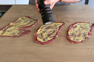 Omas Rinderrouladen würzen