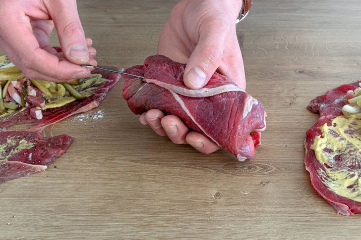 Roulade mit Rouladennadel verschließen